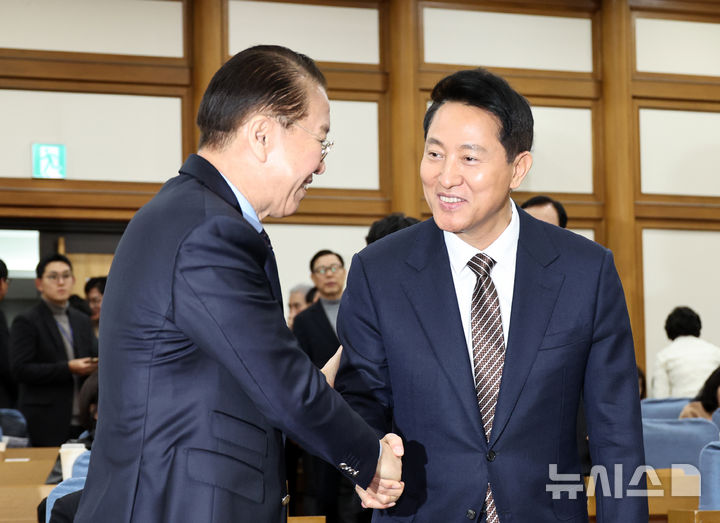 [서울=뉴시스] 김금보 기자 = 권영세 국민의힘 의원과 오세훈 서울시장이 6일 오후 서울 여의도 국회 의원회관에서 열린 '용산국제업무지구, 주택 1만호 공급 논란과 올바른 해법 모색을 위한 정책 토론회'에서 악수를 하고 있다. 2026.03.06. kgb@newsis.com
