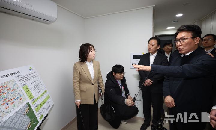 [서울=뉴시스] 김혜진 기자 = 김민석 국무총리가 6일 서울 관악구 관악봉천 행복주택을 방문해 내부 시설을 둘러보고 있다. (공동취재) 2026.03.06. photo@newsis.com