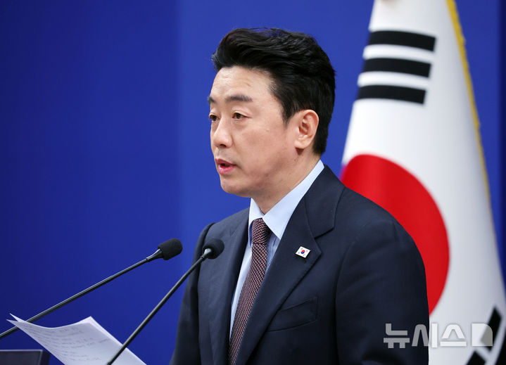 [서울=뉴시스] 최동준 기자 = 강훈식 대통령 비서실장이 6일 청와대에서 UAE 체류 국민 귀국 지원 및 원유 확보 관련 브리핑을 하고 있다. (청와대통신사진기자단) 2026.03.06. photocdj@newsis.com