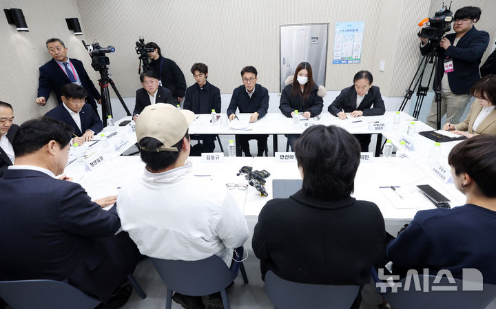 [서울=뉴시스] 김혜진 기자 = 김민석 국무총리가 6일 오후 서울 관악구 관악봉천 청년 공공임대주택을 방문해 입주청년들과 간담회에서 발언하고 있다. (공동취재) 2026.03.06. photo@newsis.com