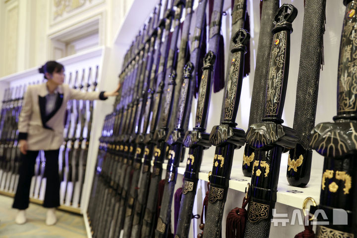 [서울=뉴시스] 최동준 기자 = 6일 청와대 영빈관에서 관계자가 2026년 준장 진급 장성 삼정검 수여식 준비를 하고 있다. 이날 이재명 대통령은 준장 진급자 77명에게 삼정검을 수여했다. 2026.03.06. photocdj@newsis.com