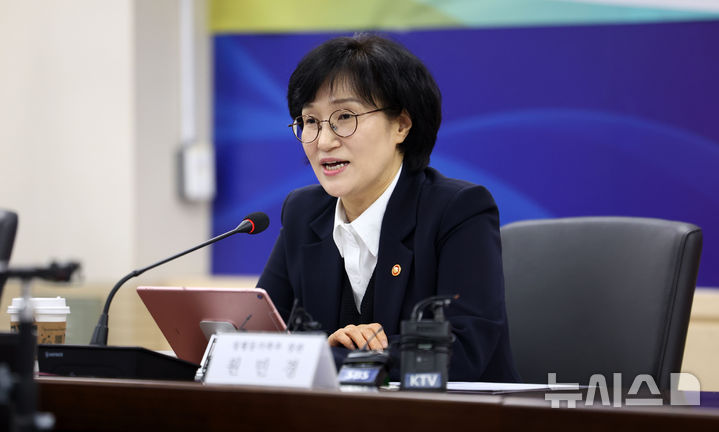 [서울=뉴시스] 김선웅 기자 = 원민경 성평등가족부 장관이 지난달 6일 서울 종로구 정부서울청사에서 열린 형사미성년자(촉법소년) 연령 사회적 대화협의체 1차 회의에서 모두발언을 하고 있다. 2026.03.06. mangusta@newsis.com