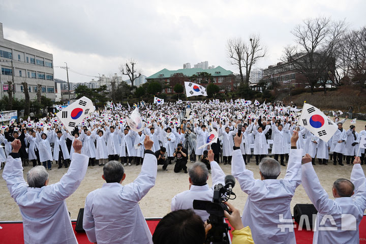 [광주=뉴시스] 이현행 기자 = 6일 오후 광주 남구 양림동 광주수피아여자고등학교에서 광주3·10만세운동 재연 행사가 열리고 있다. 2026.03.06. lhh@newsis.com