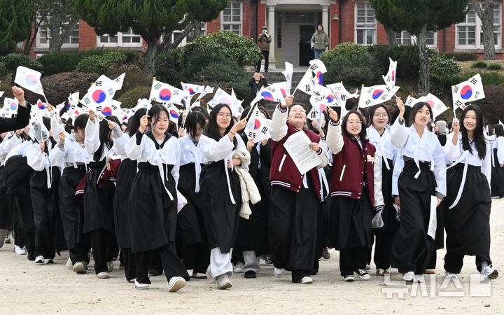 [광주=뉴시스] 이현행 기자 = 6일 오후 광주 남구 양림동 광주수피아여자고등학교에서 광주3·10만세운동 재연행사가 열리고 있다. 재학생들이 당시 수피아여고 선배들의 발자취를 따라 만세 행진을 벌이고 있다. 2025.03.06. lhh@newsis.com