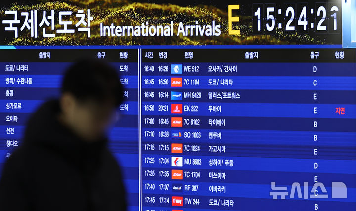 이란 사태 여파로 중단됐던 아랍에미리트(UAE) 두바이공항에서 인천국제공항으로 오는 직항편 운항이 재개된 6일 인천국제공항 제1여객터미널 국제선도착 알림 전광판에 에미레이트항공 EK322편 관련 안내사항이 표시되어 있다. 2026.03.06.