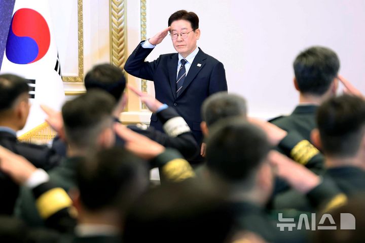 [서울=뉴시스] 최동준 기자 = 이재명 대통령이 6일 청와대 영빈관에서 열린 2026년 준장 진급 장성 삼정검 수여식에서 진급 장성으로부터 거수경례를 받고 있다. 2026.03.06. photocdj@newsis.com