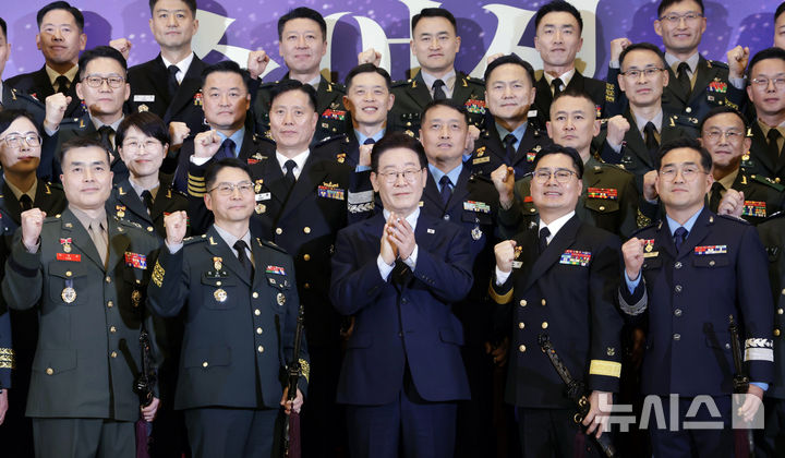 [서울=뉴시스] 최동준 기자 = 이재명 대통령이 6일 청와대 영빈관에서 열린 2026년 준장 진급 장성 삼정검 수여식에서 진급 장성과 기념촬영을 하고 있다. 2026.03.06. photocdj@newsis.com