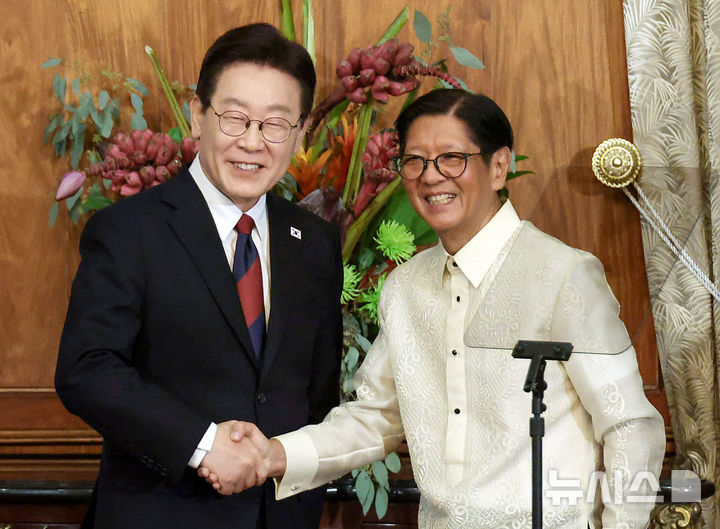 [마닐라=뉴시스] 최동준 기자 = 필리핀을 국빈 방문 중인 이재명 대통령이 3일(현지 시간) 마닐라 말라카냥궁에서 페르디난드 마르코스 주니어 대통령과 한-필리핀 공동 언론발표를 마친 뒤 악수하고 있다. 2026.03.03. photocdj@newsis.com
