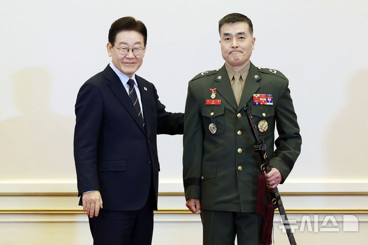 [서울=뉴시스] 최동준 기자 = 이재명 대통령이 6일 청와대 영빈관에서 열린 2026년 준장 진급 장성 삼정검 수여식에서 박정훈 국방부 조사본부장(준장)에게 삼정검을 수여한 뒤 기념촬영을 하고 있다. 2026.03.06. photocdj@newsis.com