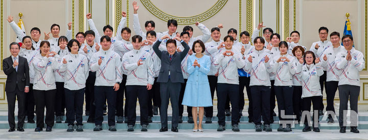 [서울=뉴시스] 고범준 기자 = 이재명 대통령과 김혜경 여사가 5일 청와대 영빈관에서 열린 2026 밀라노·코르티나담페초 동계올림픽 선수단 격려 오찬에서 선수단 등 참석자들과 기념촬영을 하고 있다. (사진=청와대 제공) 2026.03.05. photo@newsis.com *재판매 및 DB 금지