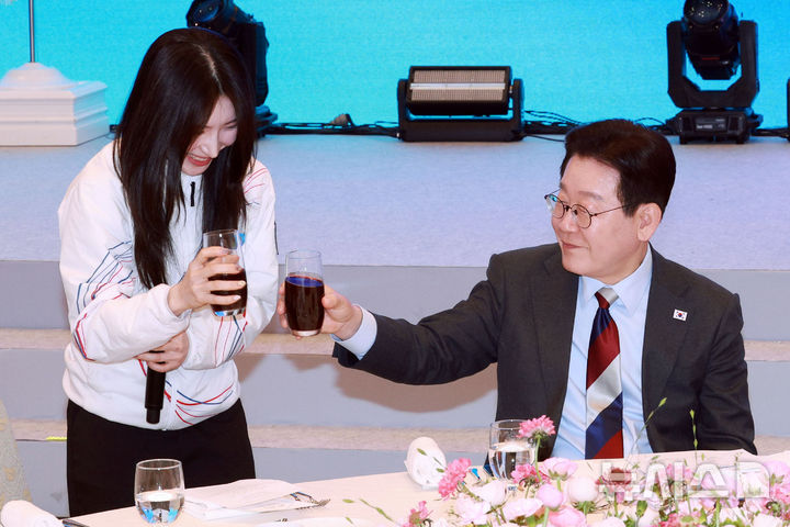 [서울=뉴시스] 고범준 기자 = 이재명 대통령이 5일 청와대 영빈관에서 열린 2026 밀라노·코르티나담페초 동계올림픽 선수단 격려 오찬에서 쇼트트랙 김길리와 건배하고 있다. 2026.03.05. photo@newsis.com