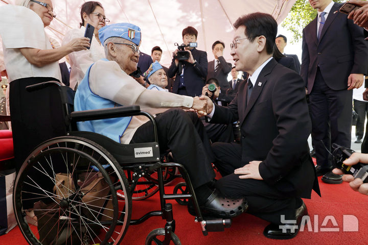[마닐라=뉴시스] 최동준 기자 = 필리핀을 국빈 방문 중인 이재명 대통령이 4일(현지 시간) 마닐라 영웅묘지 한국전 참전기념비를 방문해 헌화를 마친 뒤 참전용사와 인사하고 있다. 이날 벤자민 산토스 한국전 참전용사, 로드리고 에레니오 한국전 참전용사, 프루덴시오 마누엘 한국전 참전용사가 참석했다. 2026.03.04. photocdj@newsis.com