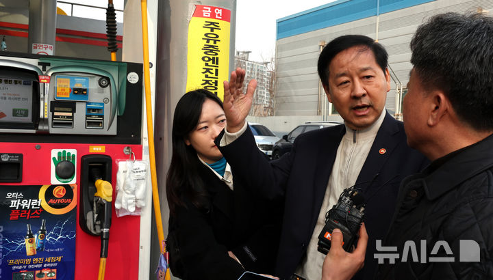[대전=뉴시스] 강종민 기자 = 구윤철 부총리 겸 재정경제부 장관이 6일 대전시의 한 주유소를 찾아 거래상황과 유류 품질 등을 점검하고 있다. 2026.03.06. ppkjm@newsis.com