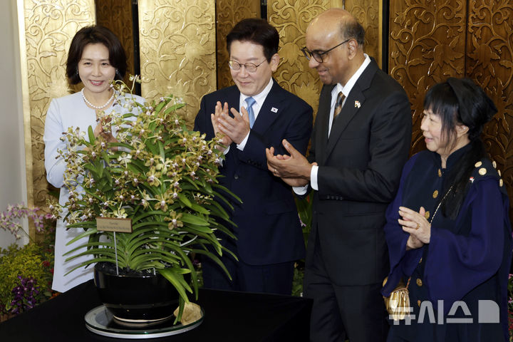 [싱가포르=뉴시스] 최동준 기자 = 싱가포르를 국빈 방문 중인 이재명 대통령과 김혜경 여사가 2일(현지 시간) 싱가포르 외교부에서 타르만 샨무가라트남 대통령, 부인 제인 이토기 샨무가라트남 여사와 정상회담에 앞서 난초에 대한 설명을 듣고 박수치고 있다. 난초는 싱가포르의 국화로, 난초명명식은 외국 정상 등 주요 인사의 싱가포르 방문 시 난초 교배종에 방문 인사의 이름을 붙이는 행사다. 2026.03.02. photocdj@newsis.com
