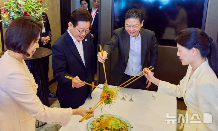 [싱가포르=뉴시스] 최동준 기자 = 싱가포르를 국빈 방문 중인 이재명 대통령과 김혜경 여사가 2일(현지 시간) 한 호텔에서 열린 로렌스 웡 총리, 부인 루 즈 루이 여사와 친교오찬에서 재료 하나씩을 더하며 덕담을 나눈다는 싱가포르 전통 음식인 생선회 샐러드 유생을 함께 비비고 있다. (공동취재) 2026.03.02. photocdj@newsis.com