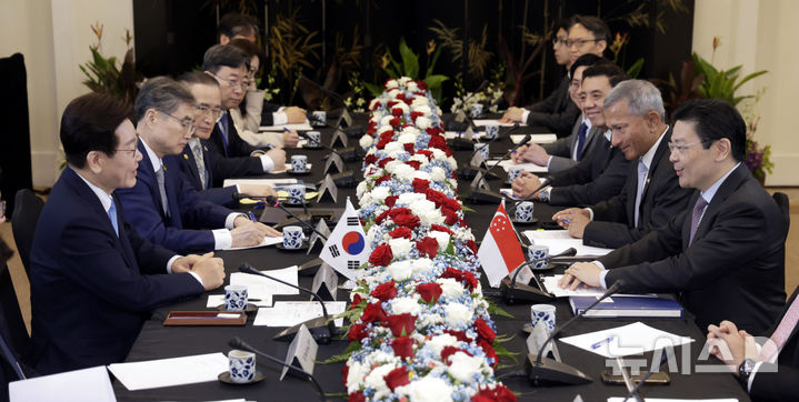 [싱가포르=뉴시스] 최동준 기자 = 싱가포르를 국빈 방문 중인 이재명 대통령이 2일(현지 시간) 싱가포르 외교부에서 로렌스 웡 총리와 정상회담을 하고 있다. 2026.03.02. photocdj@newsis.com