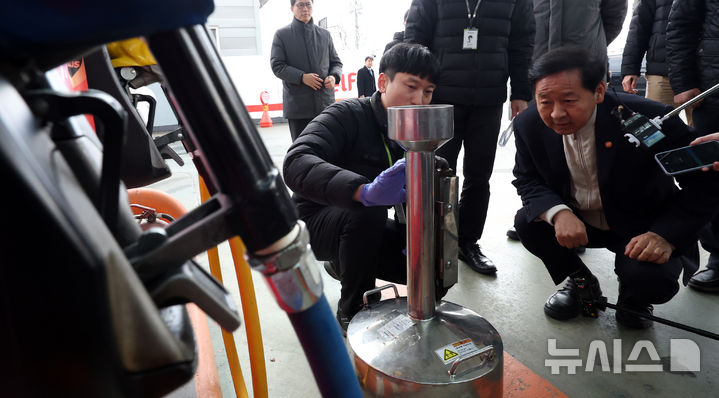 [대전=뉴시스] 강종민 기자 = 구윤철 부총리 겸 재정경제부 장관이 6일 대전시의 한 주유소를 찾아 한국석유관리원의 석유 정량 검사를 살펴보고 있다. 2026.03.06. ppkjm@newsis.com