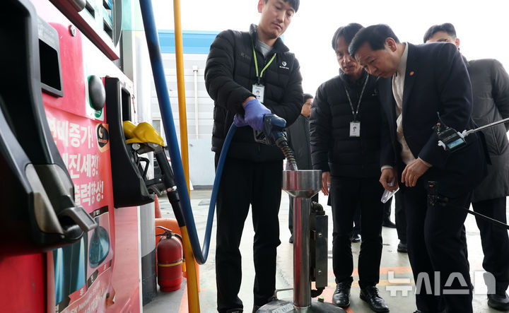 [대전=뉴시스] 강종민 기자 = 구윤철 부총리 겸 재정경제부 장관이 6일 대전시의 한 주유소를 찾아 한국석유관리원의 석유 정량 검사를 살펴보고 있다. 2026.03.06. ppkjm@newsis.com