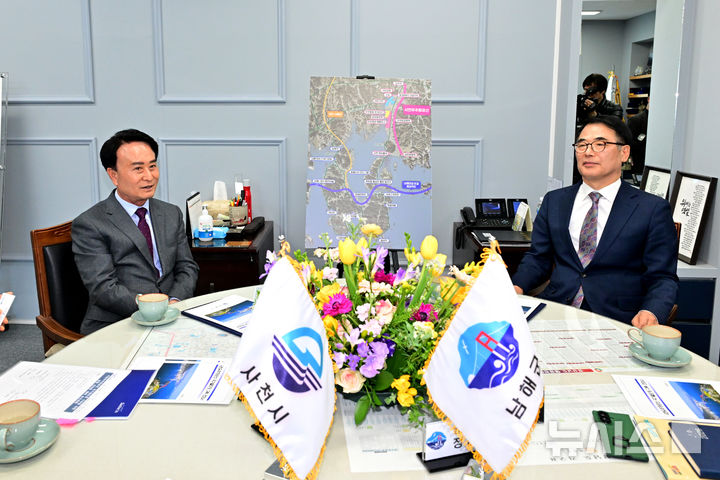 [남해=뉴시스] 차용현 기자 = 경남 남해군 장충남 군수와 사천시 박동식 시장이 6일 오후 남해군청 군수실에서 환담을 나누고 있다. 2026.03.06. con@newsis.com
