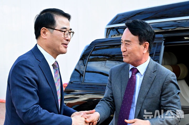 [남해=뉴시스] 차용현 기자 = 장충남 남해군수가 6일 오후 경남 남해군청에서 박동식 사천시장을 맞이 하고 있다. 2026.03.06. con@newsis.com