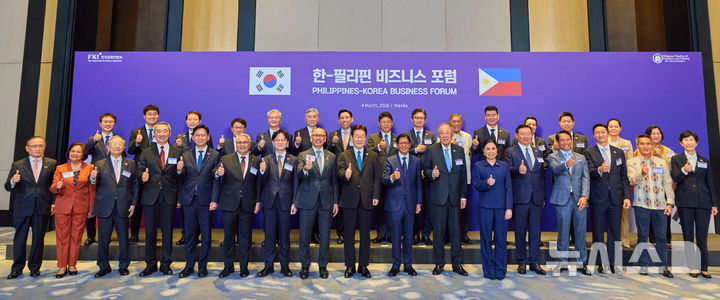 [마닐라=뉴시스] 최동준 기자 = 필리핀을 국빈 방문 중인 이재명 대통령이 4일(현지 시간) 마닐라 한 호텔에서 열린 한-필리핀 비즈니스 포럼에서 참석자들과 기념촬영을 하고 있다. (공동취재) 2026.03.04. photocdj@newsis.com