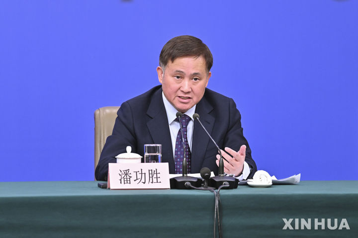 [베이징=신화/뉴시스] 판궁성 중국인민은행장이 6일 베이징에서 열린 제14기 전국인민대표대회(전인대) 4차 회의 경제분야 기자회견에서 질문에 답하고 있다. 2026.03.06