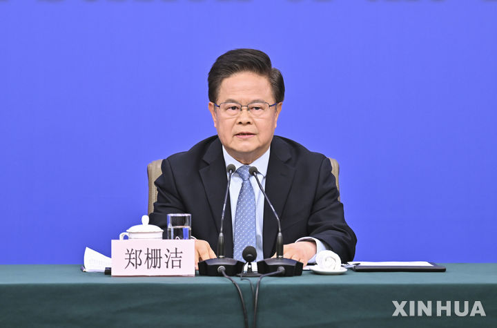 [베이징=신화/뉴시스] 정산제 국가발전개혁위원회 주임이 6일 베이징에서 열린 제14기 전국인민대표대회(전인대) 4차 회의 경제분야 기자회견에서 질문에 답하고 있다. 2026.03.06