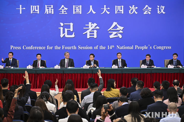 [베이징=신화/뉴시스] 6일 베이징 인민대회당에서 제14기 전국인민대표대회(전인대) 4차 회의 경제분야 기자회견이 진행되고 있다. 2026.03.06