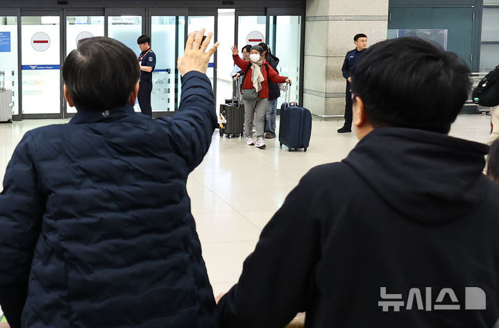 [인천공항=뉴시스] 최진석 기자 = 이란 사태 여파로 중단됐던 아랍에미리트(UAE) 두바이공항에서 인천국제공항으로 오는 직항편 운항이 재개된 6일 인천국제공항 제1여객터미널을 통해 귀국한 두바이 출발 EK322편 탑승객이 마중나온 가족과 손인사를 하고 있다. 2026.03.06. myjs@newsis.com