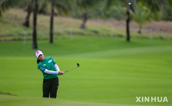 [링수이=신화/뉴시스] 최혜진이 6일(현지 시간) 중국 하이난성 링수이의 지안 레이크 블루베이 골프클럽에서 미국여자프로골프(LPGA) 투어 블루베이 LPGA 2라운드 경기를 펼치고 있다. 최혜진은 중간 합계 5언더파 139타로 공동 11위를 기록했다. 2026.03.06.