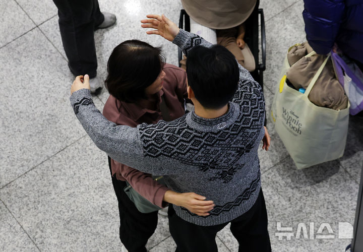 [인천공항=뉴시스] 최진석 기자 = 이란 사태 여파로 중단됐던 아랍에미리트(UAE) 두바이공항에서 인천국제공항으로 오는 직항편 운항이 재개된 6일 인천국제공항 제1여객터미널을 통해 귀국한 두바이 출발 EK322편 탑승객이 마중나온 가족과 포옹하고 있다. 2026.03.08. myjs@newsis.com