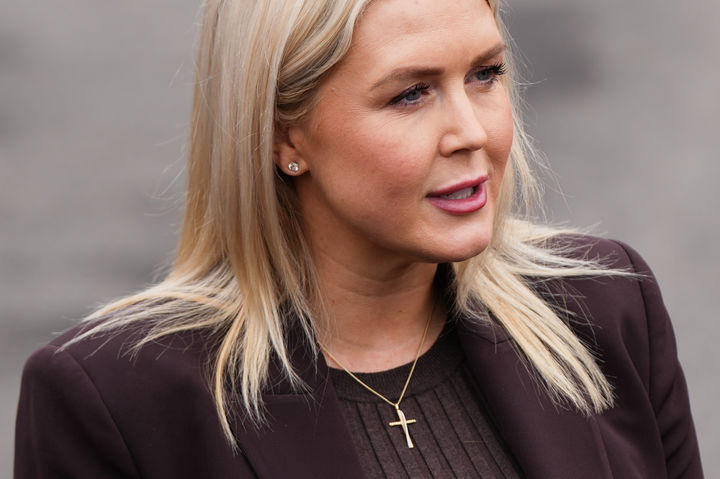 [워싱턴=AP/뉴시스]캐럴라인 레빗 백악관 대변인이 6일(현지 시간) 백악관 경내에서 취재진 질문에 답하고 있다. 2026.03.07.