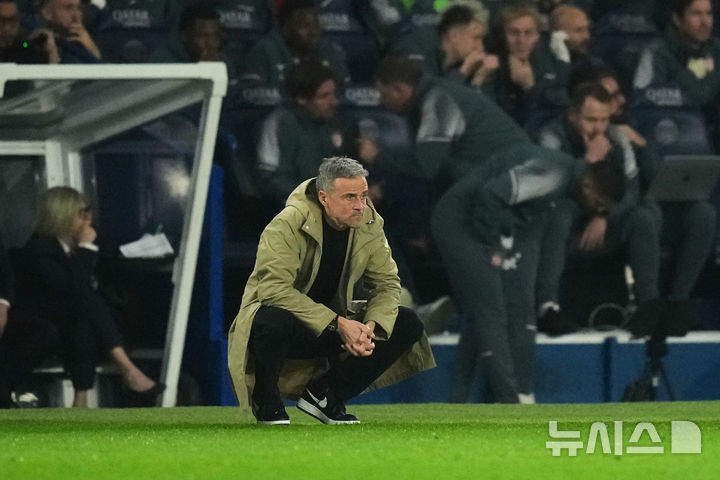 [파리=AP/뉴시스] 프랑스 프로축구 리그1 파리 생제르맹(PSG)의 루이스 엔리케 감독. 2026.03.06.