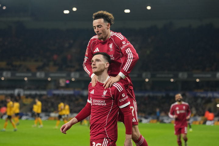 [울버햄튼=AP/뉴시스] 잉글랜드 프로축구 프리미어리그(EPL) 리버풀의 앤드루 로버트슨(아래), 커티스 존스. 2026.03.06.