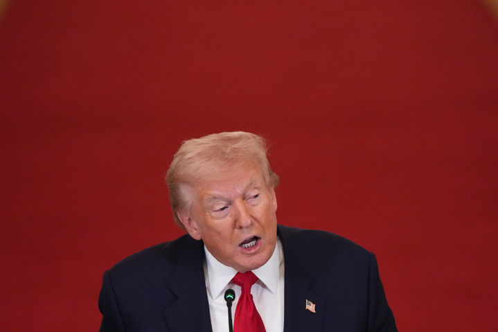 [워싱턴=AP/뉴시스]도널드 트럼프 미 대통령이 6일(현지시각) 백악관에서 열린 대학 스포츠 토론회에서 발언하고 있다. 2026.3.7. 