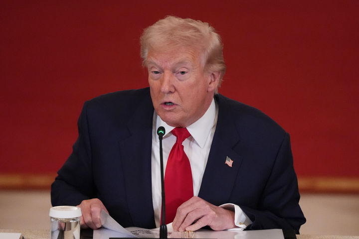 [워싱턴=AP/뉴시스]도널드 트럼프 미국 대통령이 6일(현지 시간) 워싱턴DC 백악관 이스트룸에서 대학 스포츠 관련 원탁회의를 열고 발언하고 있다. 2026.03.07.