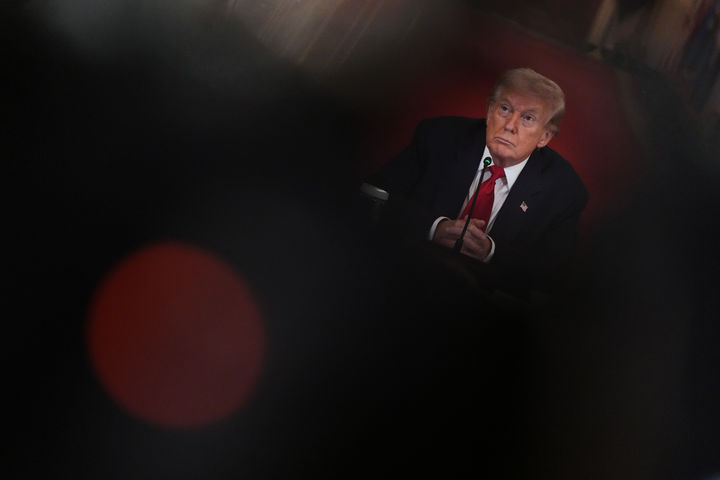 [워싱턴=AP/뉴시스]도널드 트럼프 미국 대통령이 6일(현지 시간) 워싱턴DC 백악관 이스트룸에서 대학 스포츠 관련 원탁회의를 주재하고 있다. 2026.03.07.