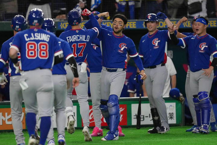 [도쿄=AP/뉴시스]줘룽타이(卓榮泰) 대만 행정원장(총리 격)이 이례적으로 일본을 방문하자 중국 측이 항의한 것으로 전해졌다. 지난 7일 일본 도쿄에서 열린 2026 월드베이스볼클래식(WBC) 대만과 체코 경기에서 대만 팀이 홈런에 기뻐하고 있는 모습. 2026.03.09.