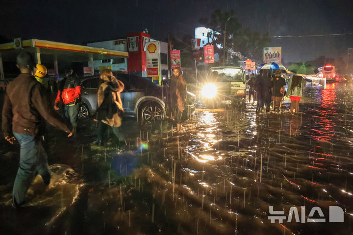 [나이로비(케나)=AP/뉴시스]AP통신이 7일(현지시간) 케냐의 수도 나이로비에서 폭우로 최소 25명이 사망했다고 보도했다.