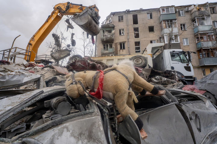 [하르키우=AP/뉴시스] 7일(현지 시간) 우크라이나 하르키우에서 구조대원들이 러시아의 미사일 공격을 받아 파괴된 아파트 잔해를 치우고 있다. 2026.03.10.