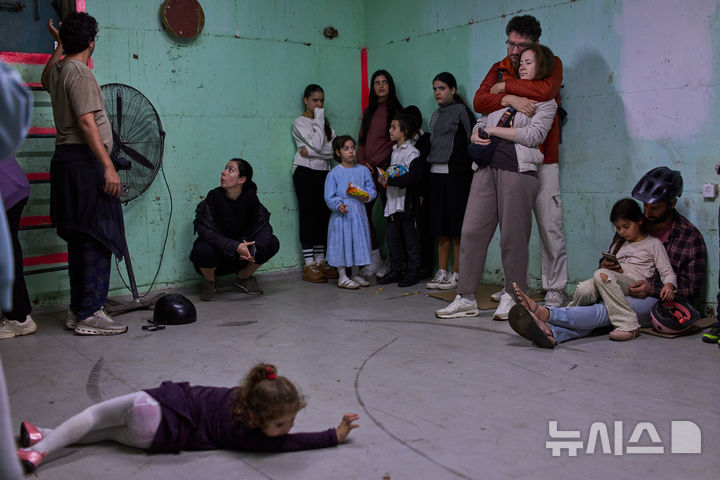 [텔아비브=AP/뉴시스] 7일 이스라엘 텔아비브에서 공습 사이렌이 울리자 주민들이 방공호로 대피해 있다.2026.03.08.&nbsp; 