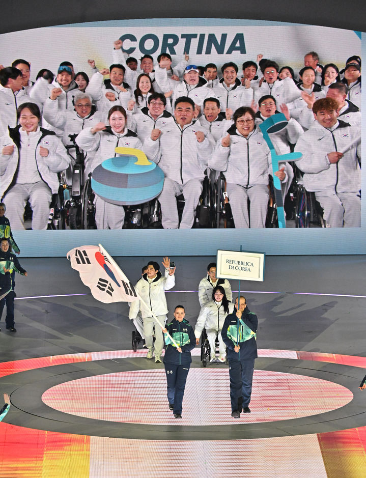 [서울=뉴시스] 2026 밀라노·코르티나담페초 동계패럴림픽 개회식에서 입장하는 한국 선수단과 선수단 영상. (사진 = 대한장애인체육회) *재판매 및 DB 금지