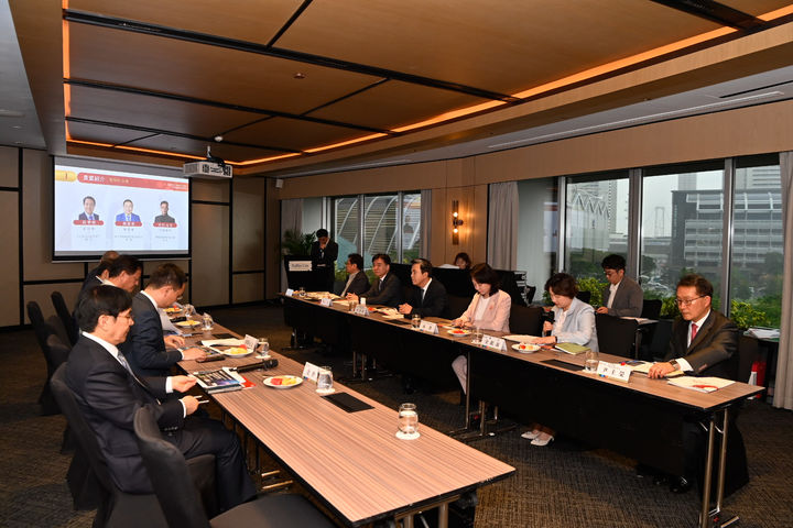 [홍성=뉴시스] 김태흠 충남도지사가 지난 6일 싱가포르 현지 화교 자본들과 만나 K팝 돔구장과 관련해 설명하고 있다. (사진=충청남도 제공) 2026.03.07 photo@newsis.com *재판매 및 DB 금지