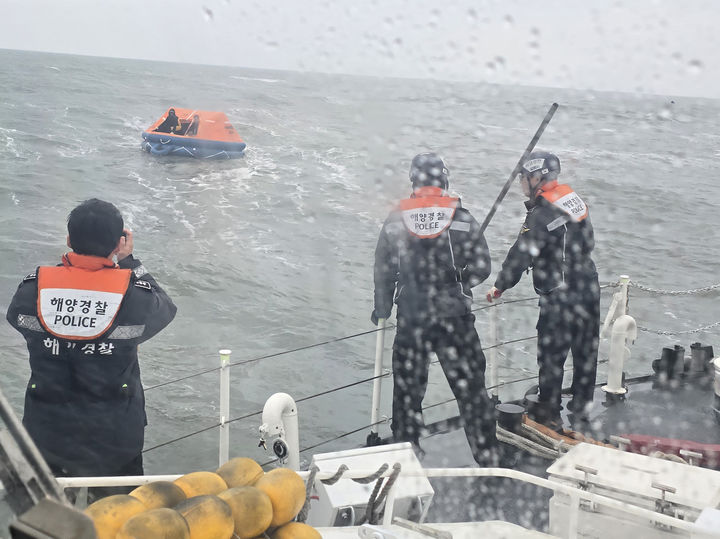 [보령=뉴시스] 지난 6일 오후 3시 55분께 보령 소화사도 인근 해상에서 어선이 참몰했다.(사진=보령해양경찰서 제공) 2026.03.07. photo@newsis.com *재판매 및 DB 금지