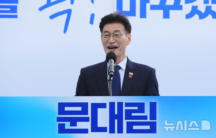 [제주=뉴시스] 우장호 기자 = 더불어민주당 문대림(제주시갑) 국회의원이 7일 오후 제주시 일도1동 탐라문화광장에서 제주도지사 출마 선언 기자회견을 열어 발언하고 있다. 2026.03.07. woo1223@newsis.com