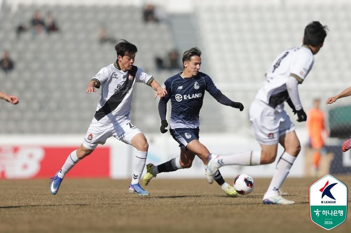 [서울=뉴시스] 프로축구 K리그2 서울 이랜드 FC의 에울레르(오른쪽), 경남FC의 조진혁. (사진=한국프로축구연맹 제공)