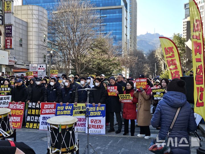 [과천=뉴시스] 박석희 기자 = 과천시민 1000여명이 중앙공원에 모여 경마장 주택공급 계획 철회를 요구하며 집회를 벌이고 있다. 2026.03.07. phe@newsis.com