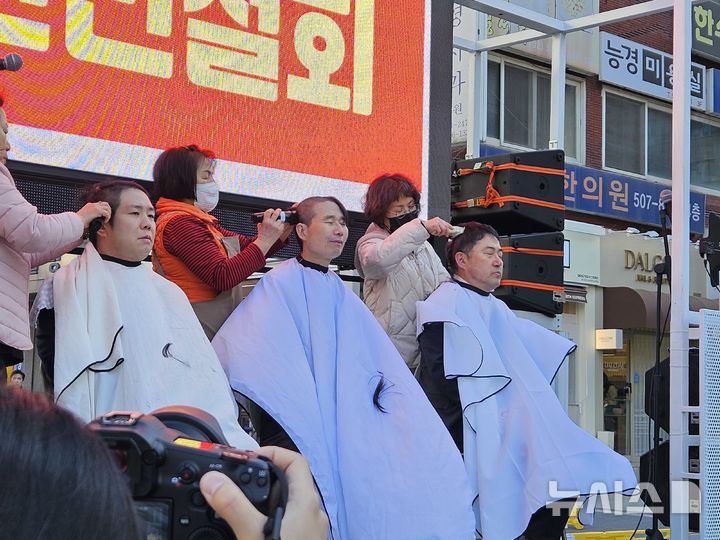 [과천=뉴시스] 박석희 기자 =집회 참석 일부 시민 3명이 삭발 시위를 하며 결연한 의지를 보이고 있다. 2026.03.07. phe@newsis.com
