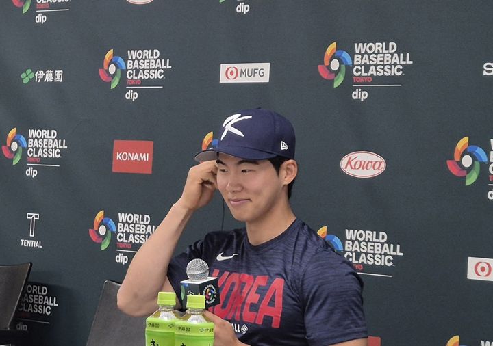 [도쿄=뉴시스] 문채현 기자 = 한국 야구 대표팀 김혜성이 7일 일본 도쿄돔에서 열리는 2026 월드베이스볼클래식(WBC) 조별리그 C조 2차전 일본과의 경기를 앞두고 취재진과 인터뷰를 하고 있다. 2026.03.07. dal@newsis.com *재판매 및 DB 금지
