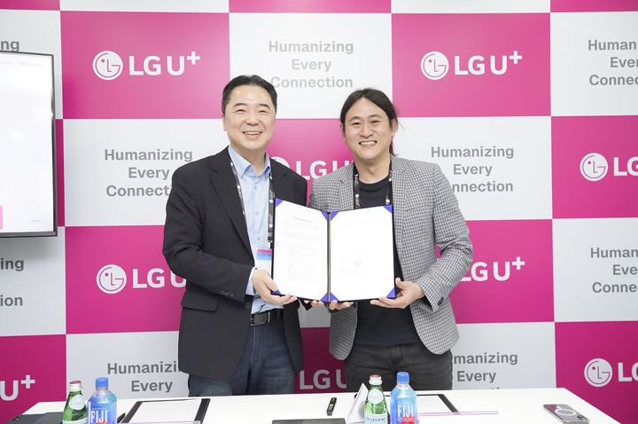 [바르셀로나(스페인)=뉴시스]LG유플러스가 AI 반도체 기업 퓨리오사AI와 손잡고 기업 내부에서 안전하게 바로 사용할 수 있는 ‘소버린 AI 어플라이언스(Sovereign AI Appliance)’를 개발한다. (왼쪽부터) 이상엽 LG유플러스 CTO(전무)와 백준호 퓨리오사AI 대표가 MWC26 현장에서 기념촬영을 하는 모습. (사진=LGU+ 제공) *재판매 및 DB 금지